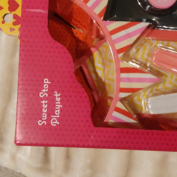 New! Our Generation Sweet stop playset - Picture 2 of 5